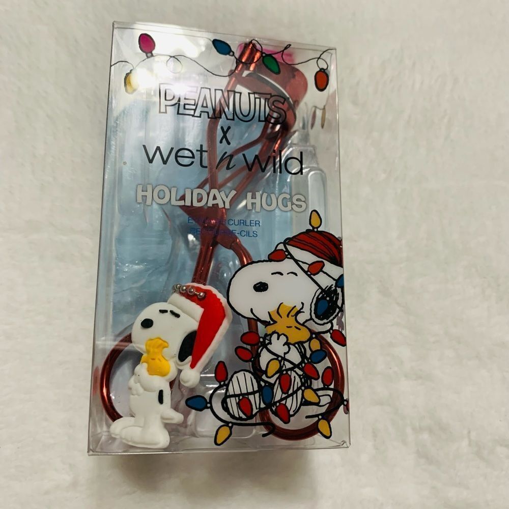 Wet & Wild Peanuts Snoopy Holiday Hug
Eyelash Curler & Charm NIB